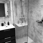 Stylish 4-star Cocoon In The Heart Of Le Marais Nicois ニース
